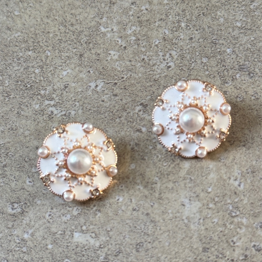 💖4/$30 NEW White and Gold Pearl Earrings - Picture 3 of 3